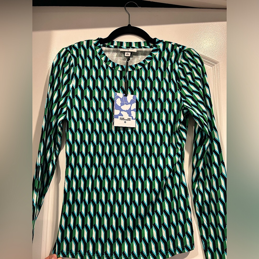 DVFxTarget Women's Crewneck Arrow Geo Green
Long Sleeve Top